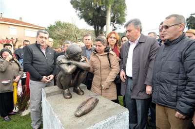 İzmir'de, Berkin Elvan heykeline saldırı (2)
