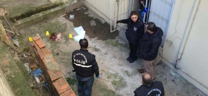 Tuvalette doğurduğu bebeği balkondan attı