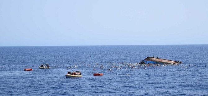 29 göçmen fırtınaya yakalandı