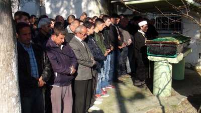 Refüjdeki su tahliye kanalına düşerek sürüklenen otomobilde 2 ölü (2)