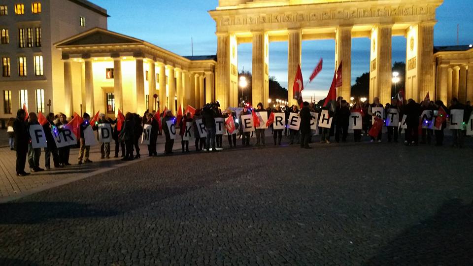 CHP Berlin'den insan zinciri