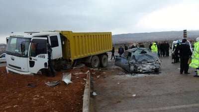 Otomobille kamyon çarpıştı: 1 ölü, 2 yaralı
