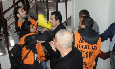 SU ZAMMI PROTESTOSUNDA YUMRUKLAR KONUŞTU