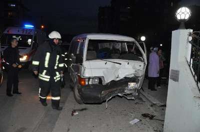 Minibüs bahçe duvarına çarptı: 1 ölü, 1 yaralı