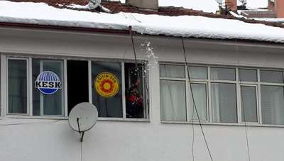 İTFAİYECİLER ÇATILARDAN SARKAN KARLARI TEMİZLEDİ
