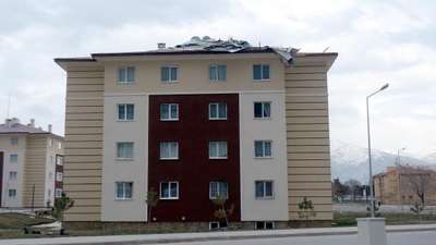 Erzincan'da hızı saatte 70 kilometreyi bulan rüzgar çatıları uçurdu