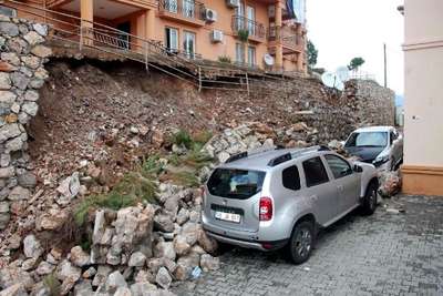 İSTİNAT DUVARI 2 ARACIN ÜZERİNE ÇÖKTÜ