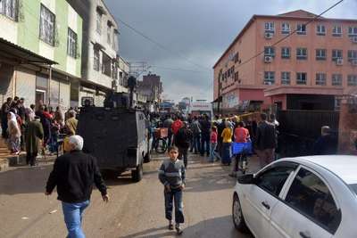 Hasımlar çatışırken çocukları derste olmaları kurtardı; 2 yaralı