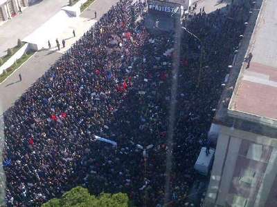 Tiran'da 'istifa' mitingi