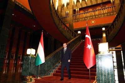 Cumhurbaşkanı Erdoğan, Macaristan Cumhurbaşkanı Ader'i resmi törenle karşıladı