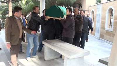 Kendisini hastaneye yetiştirmeye çalışırken öldürülen babasını gözyaşlarıyla uğurladı