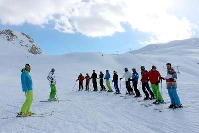 Hakkari'de madde bağımlısı gençlere kayak eğitimi veriliyor