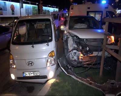 Kırmızı ışık yanmadan geçmek isteyen kamyonet kazaya neden oldu