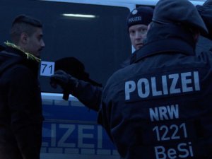 Köln polisi PKK'lı göstericilerin numaralı fotoğraflarını çekti