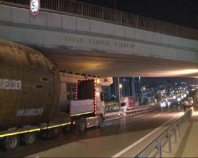 Sanayi kazanı yüklü TIR köprüye sıkıştı