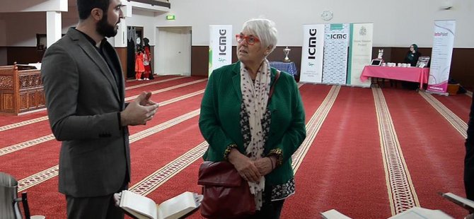 Avustralya'daki Türkler komşularına İslamiyeti anlattı