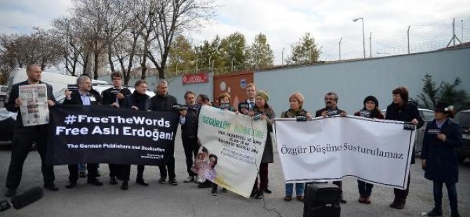 Alman Yayıncılar Birliği'nden Aslı Erdoğan'a destek eylemi