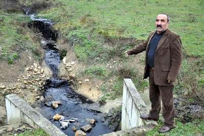 Dilovası'nda kömür tozu akan dereye çakıl taşlı kamuflaj