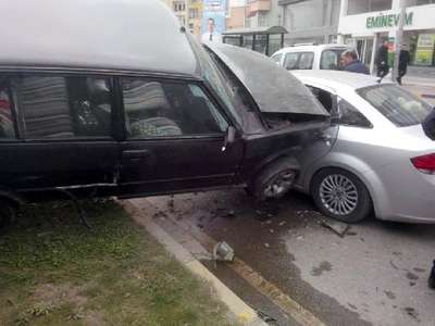 Freni tutmayan otomobil başka bir araca çarptı