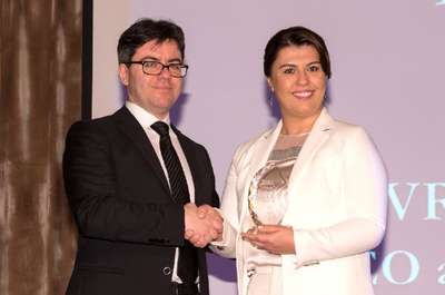 Evrim Aras "Yılın Kadını" ödülünü Özgecan için aldı
