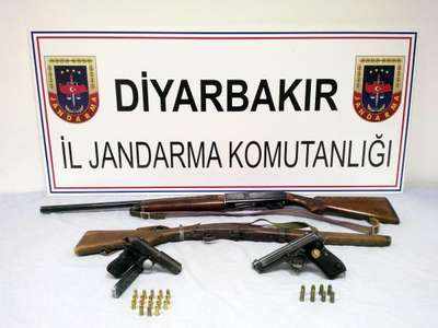 Bismil'de 2 tabanca, 2 av tüfeği ve mühimmat ele geçirildi