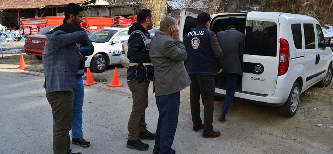 Camide abdest alırken 5 bin lirasını çaldılar