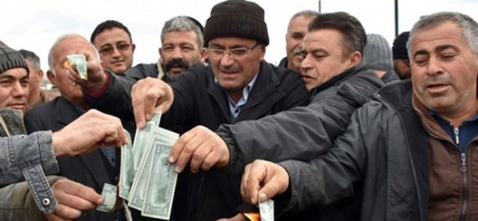 Besiciler dolarları çiğneyip ateşe verdi