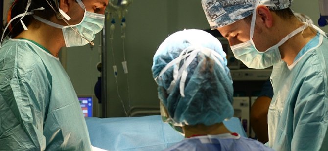 Türk profesörden Almanya'da canlı yayında ameliyat