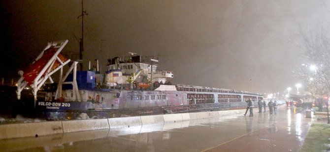 İstanbul'da 2 gemi karaya oturdu