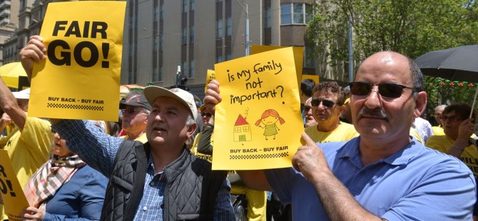 Türk taksiciler hükümeti protesto etti