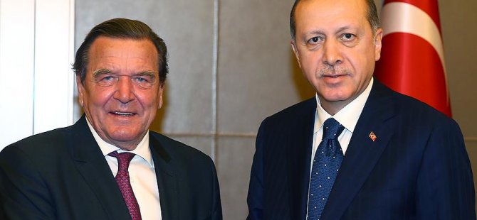 Schröder'den Mesut Özil'e destek
