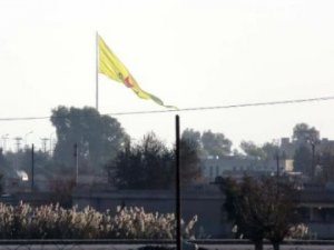 Türkiye sınırına PYD bayrağı diktiler