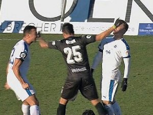 Rakiplerine tekme, kafa ve yumruk attı