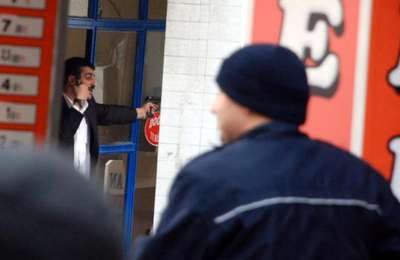 Tabancanın birini başına dayadı, diğerini polise doğrulttu
