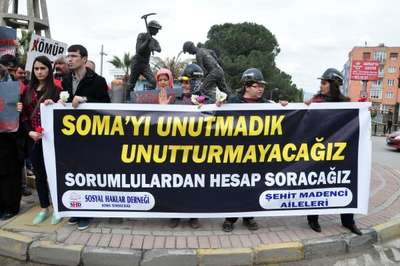 Facianın adresi Soma'da aileler ölenleri karanfillerle andı