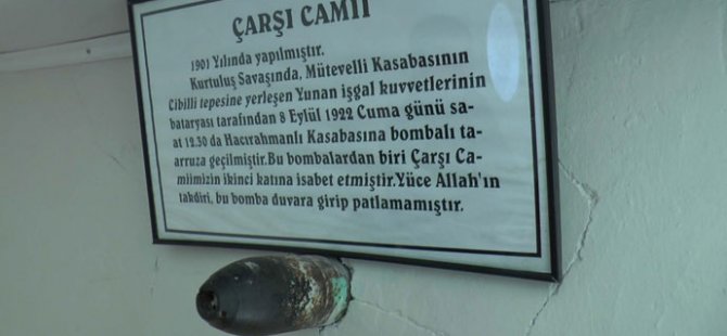 Cami duvarında 94 yıldır duruyor