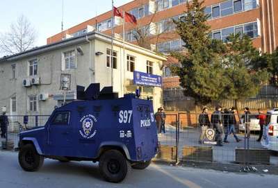 Okmeydanı'nda iki polis darp edildi