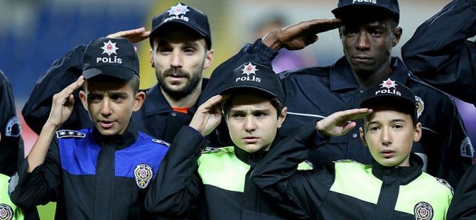 Maça polis kıyafetiyle çıktılar