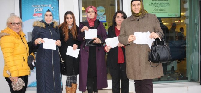 AK Partili kadınlar dolarlarını bozdurdu