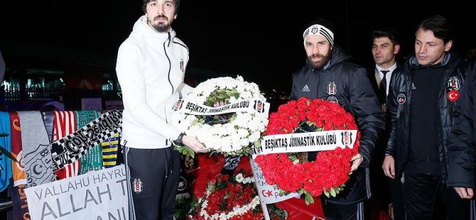 Beşiktaşlı futbolcular Şehitler Tepesi'ne çelenk bıraktı