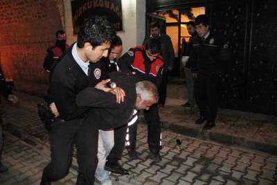 Huzur operasyonunda polis ile müşteri arasında arbede: 5 gözaltı