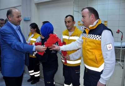 Bartın Valisi, acil servis çalışanlarına karanfil verdi