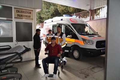 Motosiklet otomobile çaptı: 3 yaralı
