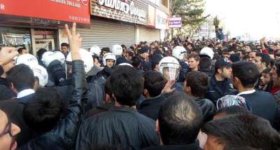 Boşanma davası açan eşini caddede vurdu, halk linç etmek istedi, polis güçlükle kurtardı
