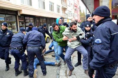 Çanakkale'de TKP'li 8 gösterici yaka paça gözaltına alındı