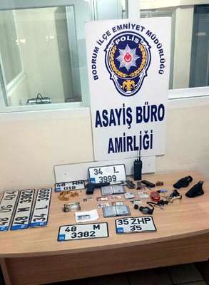 Hırsızlık şüphelisi sahte kurum kimlikleriyle yakalandı