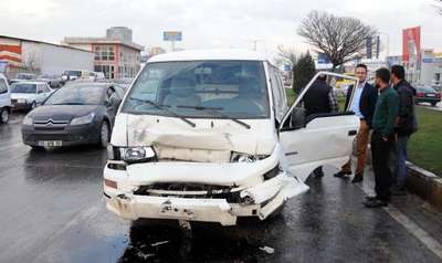 Minibüs, önündeki kamyonete arkadan çarptı: 3 yaralı