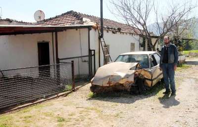Kaza yaptığı otomobilini 1.5 yıldır olay yerinden kaldırmıyor