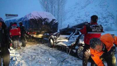 OTOMOBİL PARK HALİNDEKİ TIRA ARKADAN ÇARPTI