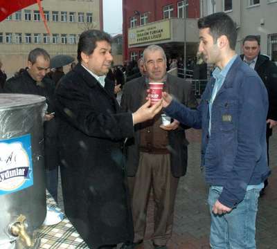 Esenler'de üniversite adaylarına çay-çorba ikramı